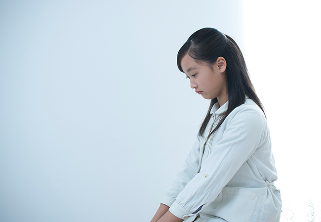 うつむき加減の少女